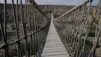 Apabila Anda berencana untuk liburan ke Peru, mungkin bisa datang pada bulan Juni untuk melihat ritual unik tersebut. Jika tidak, Anda tetap bisa melihat Jembatan Keshwa Chaca yang legendaris tersebut. (Luis Rosendo/Getty Images)