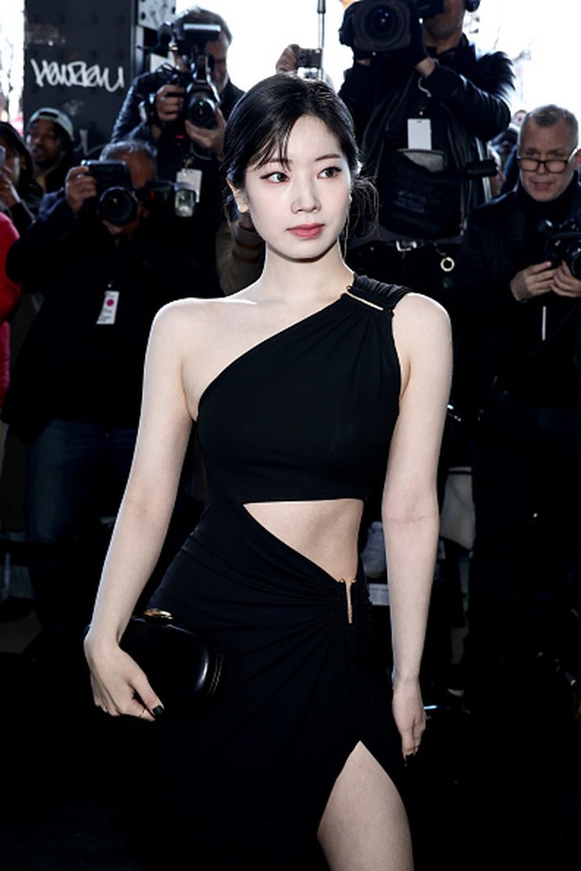 Penampilan Dahyun dilengkapi dengan strappy black pumps dan clutch serasi keluaran Michael Kors. Foto: Getty Images