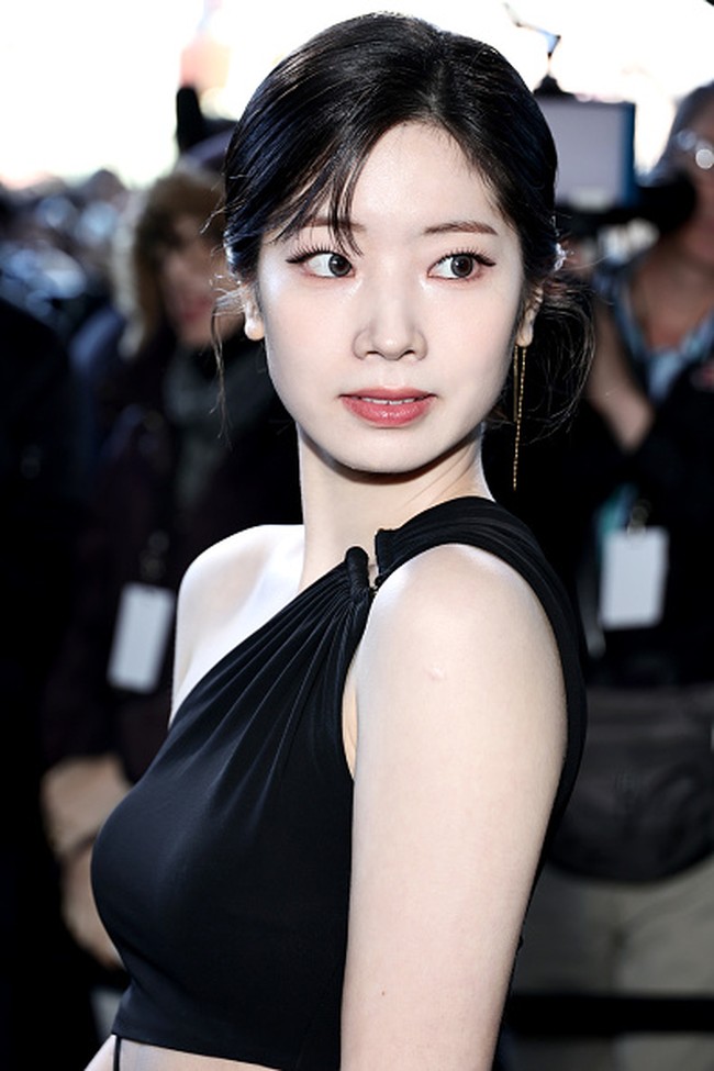 Dahyun TWICE menghadiri New York Fashion Week 2023 pada Rabu (15/3/2023) waktu setempat. Personel TWICE itu tampil di Fall/Winter 2023 Michael Kors Runway Collection Show. Foto: Getty Images