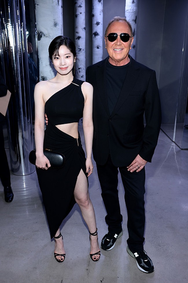 Ini adalah kali kedua Dahyun TWICE menjadi tamu spesial Michael Kors. Sebelumnya dia menghadiri peragaan busana Michael Kors Spring/Winter 2023 selama New York Fashion Week 2022. Foto: Getty Images