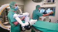 Walau bersifat robotik, pembedahan pada operasi robotik tidak benar-benar dilakukan oleh robot. Prosedur bedah akan tetap dilakukan oleh dokter bedah dengan bantuan sistem komputer.   