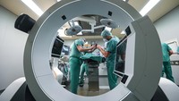 Para dokter bedah melakukan operasi dengan sistem bedah robotik baru di Rumah Sakit Bergmannstrost, Halle, Jerman, Rabu (15/2/2023).  