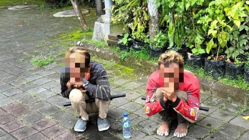 Dua terduga pencuri besi proyek hotel di Pererenan, Badung, diamankan ke kantor desa, Kamis (16/2/2023). (IST)