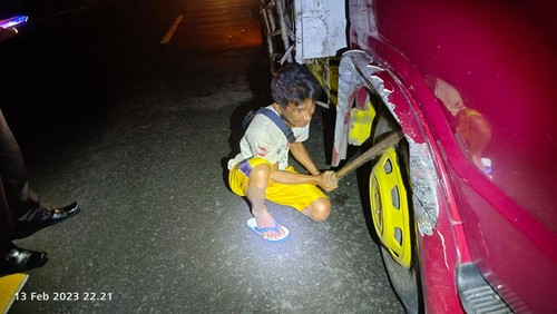 Salah satu truk yang terlibat tabrakan di Jalan Singaraja-Gilimanuk, Gerokgak, Buleleng, Senin (13/2/2023) malam.