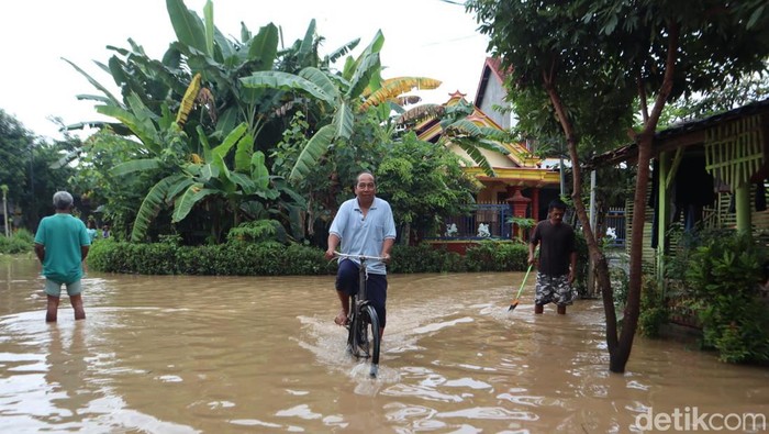 Dukuh Keling, Desa Pengkol, Kecamatan Kauman terendam banjir setinggi 50-60 cm.