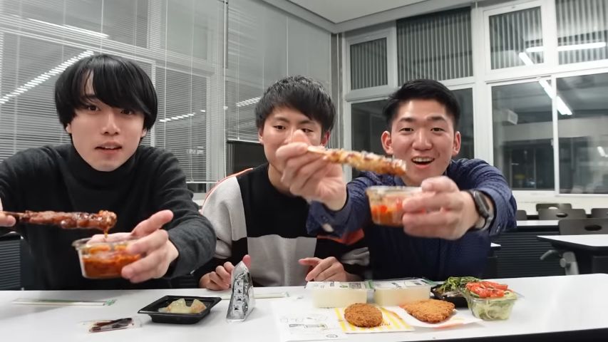 YouTuber Ini Eksperimen Makanan Jepang yang Enak Dicocol Sambal