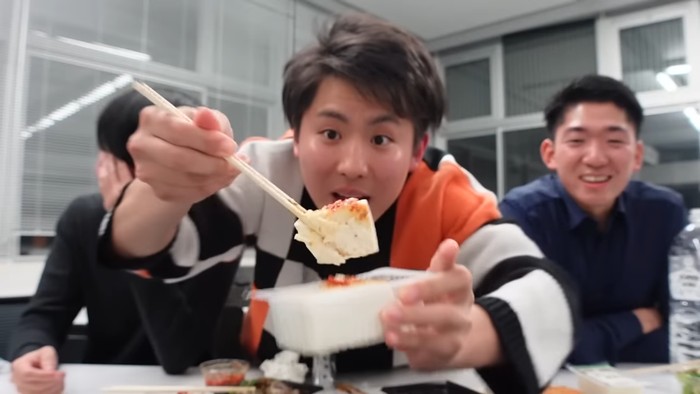 YouTuber Ini Eksperimen Makanan Jepang yang Enak Dicocol Sambal