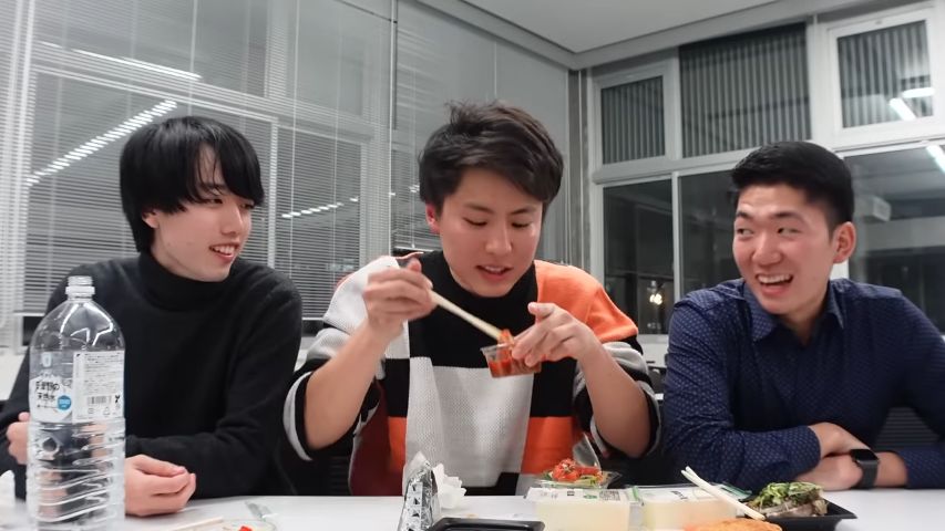 YouTuber Ini Eksperimen Makanan Jepang yang Enak Dicocol Sambal
