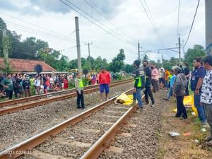 Pemotor Tewas Tertabrak Kereta di Perlintasan Tanpa Palang Pintu Bogor