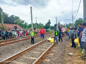 Pemotor Tewas Tertabrak Kereta di Perlintasan Tanpa Palang Pintu Bogor