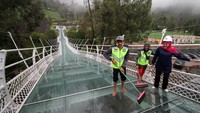 Kementerian PUPR membangun jembatan sepanjang 120 meter yang dapat menampung 100 orang.  