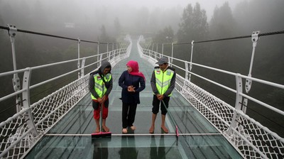 Ada Jembatan Kaca di Bromo, Berani Lewati?