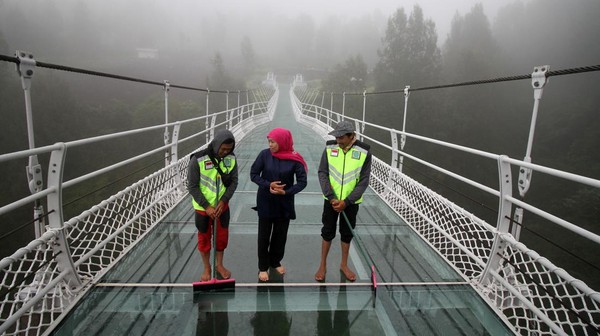 Ada Jembatan Kaca di Bromo, Berani Lewati?