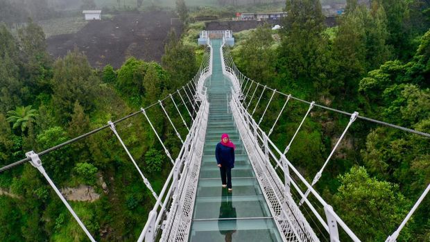 Gubernur Khofifah Indar Parawansa saat meninjau Jembatan Kaca Seruni Point di kawasan Taman Nasional Bromo Tengger Semeru (TNBTS), Kabupaten Probolinggo