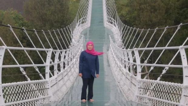 Gubernur Khofifah Indar Parawansa saat meninjau Jembatan Kaca Seruni Point di kawasan Taman Nasional Bromo Tengger Semeru (TNBTS), Kabupaten Probolinggo,