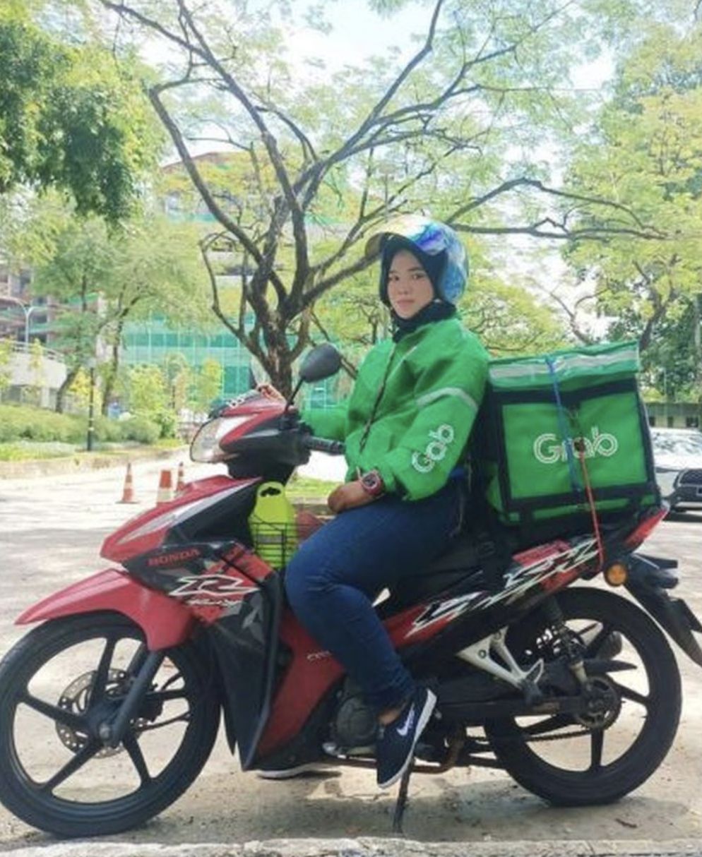 Haru! Kisah Ojol Wanita Sisihkan Uang Demi Belikan Ayam Goreng Buat Anaknya