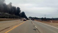 Helikopter itu meledak dan terbakar usai menghantam jalan raya di wilayah Alabama. Josh Smith State Farm/Reuters.