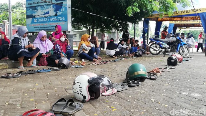 Helm dan Sandal Berjajar Rapi Antre Beras Murah di Kota Pasuruan