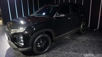Hyundai juga membuat pilar C Creta yang semula berwarna aluminium brush di tipe Trend, menjadi warna hitam. Tak lupa peleknya juga menjadi berkelir hitam. Sama seperti Creta tipe lainnya, Creta Dynamic Black Edition mengusung mesin bensin Smartstream 1.5L. Di atas kertas, Hyundai Creta bisa memuntahkan tenaga maksimum hingga 115 PS/6.300 rpm dengan torsi maksimum hingga 143,8 Nm/4.500 rpm.