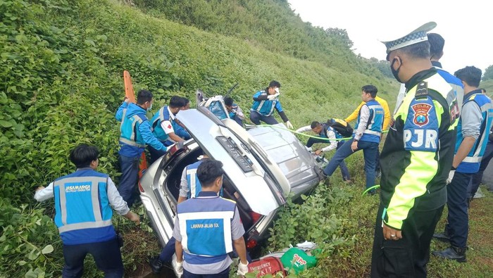 Innova yang terlempar di Tol Madiun dievakausi petugas