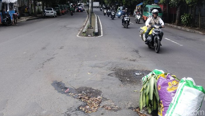 Jalan Ir H Juanda atau Jalan Dago, Kota Bandung berlubang, Kamis (16/2/2023).