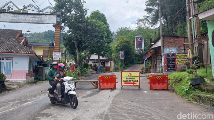 Jalur Rajakwesi, Songgokerto, Kecamatan Batu, Kota Batu ditutup sementara selama proses pembangunan jalur penyelematan.