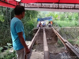 Jembatan Satu-satunya Ambrol, 300 Warga Ponorogo Terisolir
