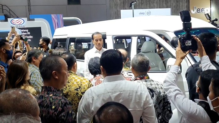 Jokowi di Booth Esemka IIMS 2023