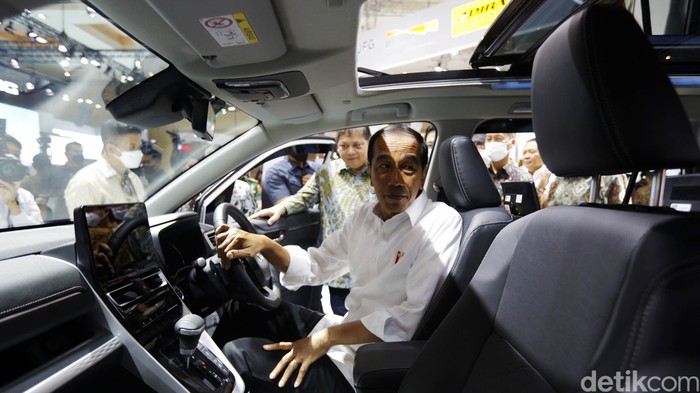 Presiden Jokowi resmi membuka IIMS 2023 di JIExpo Kemayoran, Jakarta, Kamis (16/2). Ia pun juga sempat menjajal kabin Kijang Innova Zenix usai melakukan peresmian.