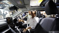 Jokowi mencoba kabin Kijang Innova Zenix yang dipamerkan di Indonesia International Motor Show (IIMS) 2023, Kamis (16/2/2023).