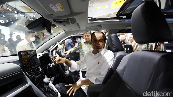 Presiden Jokowi resmi membuka IIMS 2023 di JIExpo Kemayoran, Jakarta, Kamis (16/2). Ia pun juga sempat menjajal kabin Kijang Innova Zenix usai melakukan peresmian.