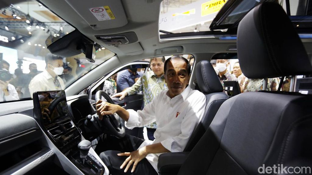 Potret Jokowi Buka IIMS 2023 hingga Jajal Kabin Kijang Innova Zenix