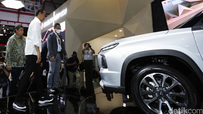 Presiden Jokowi resmi membuka IIMS 2023 di JIExpo Kemayoran, Jakarta, Kamis (16/2). Ia pun juga sempat menjajal kabin Kijang Innova Zenix usai melakukan peresmian.
