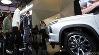 Jokowi yang didampingi Menko Perekonomian Airlangga Hartarto melihat-lihat mobil yang dipamerkan di IIMS 2023. 