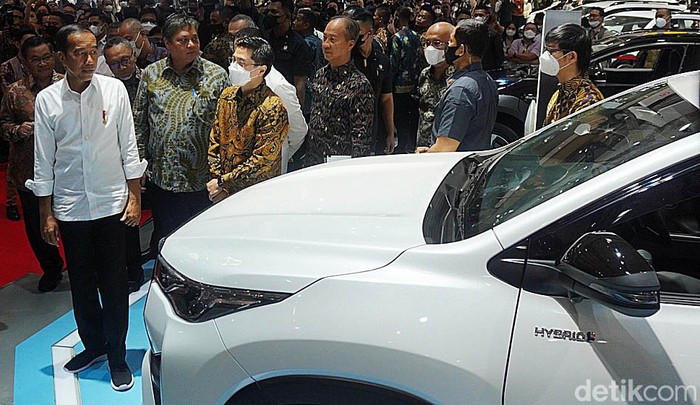 Presiden Jokowi resmi membuka IIMS 2023 di JIExpo Kemayoran, Jakarta, Kamis (16/2). Ia pun juga sempat menjajal kabin Kijang Innova Zenix usai melakukan peresmian.