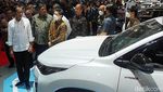 Potret Jokowi Buka IIMS 2023 hingga Jajal Kabin Kijang Innova Zenix