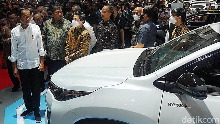 Presiden Jokowi resmi membuka IIMS 2023 di JIExpo Kemayoran, Jakarta, Kamis (16/2). Ia pun juga sempat menjajal kabin Kijang Innova Zenix usai melakukan peresmian.