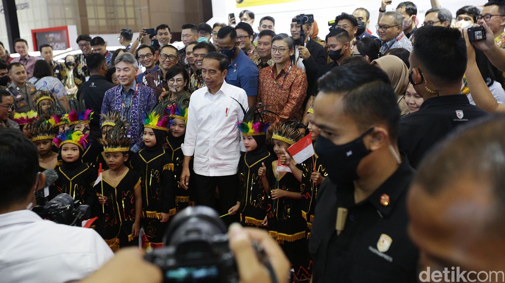 Presiden Jokowi resmi membuka IIMS 2023 di JIExpo Kemayoran, Jakarta, Kamis (16/2). Ia pun juga sempat menjajal kabin Kijang Innova Zenix usai melakukan peresmian.