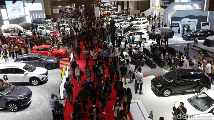 Presiden Jokowi resmi membuka IIMS 2023 di JIExpo Kemayoran, Jakarta, Kamis (16/2). Ia pun juga sempat menjajal kabin Kijang Innova Zenix usai melakukan peresmian.