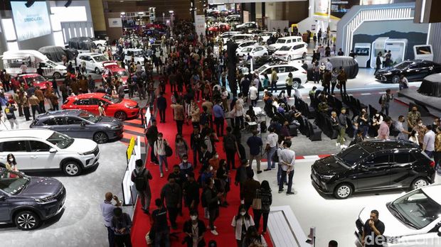 Presiden Jokowi resmi membuka IIMS 2023 di JIExpo Kemayoran, Jakarta, Kamis (16/2). Ia pun juga sempat menjajal kabin Kijang Innova Zenix usai melakukan peresmian.