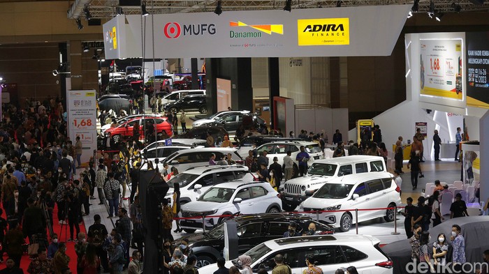 Presiden Jokowi resmi membuka IIMS 2023 di JIExpo Kemayoran, Jakarta, Kamis (16/2). Ia pun juga sempat menjajal kabin Kijang Innova Zenix usai melakukan peresmian.