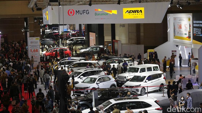 Presiden Jokowi resmi membuka IIMS 2023 di JIExpo Kemayoran, Jakarta, Kamis (16/2). Ia pun juga sempat menjajal kabin Kijang Innova Zenix usai melakukan peresmian.