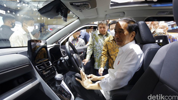 Presiden Jokowi resmi membuka IIMS 2023 di JIExpo Kemayoran, Jakarta, Kamis (16/2). Ia pun juga sempat menjajal kabin Kijang Innova Zenix usai melakukan peresmian.