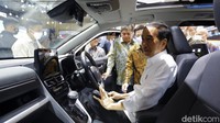 Jokowi juga sempat melihat-lihat interior dan fitur yang disematkan di Kijang Innova Zenix.