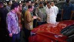 Jokowi juga Kunjungi dan Jajal Mobil Chery