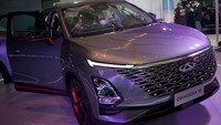 Jokowi pun masuk dan duduk di dalam kursi kemudi Tiggo 7 Pro sambil berbincang dengan Shawn Xu. Dalam percakapannya, Shawn menjelaskan bahwa TIGGO 7 PRO dan TIGGO 8 PRO telah resmi dijual di Indonesia sejak November 2022, dan hari ini, Chery akan memperkenalkan OMODA 5.