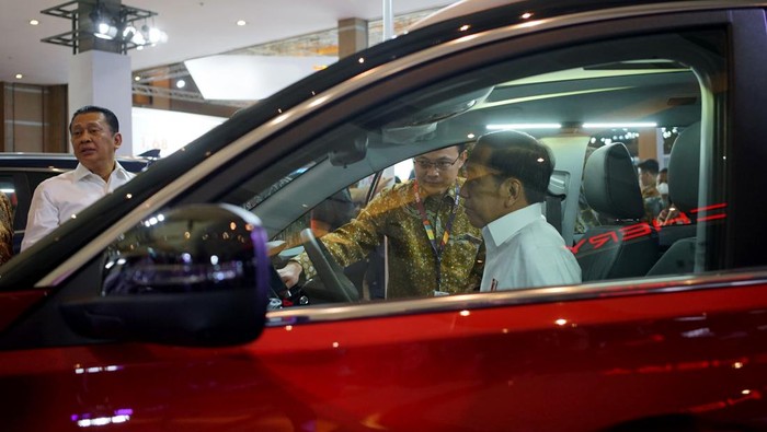 PT Chery Sales Indonesia (CSI) ikut berpartisipasi di ajang Indonesia International Motor Show (IIMS). Presiden Jokowi pun turut meninjau booth tersebut.