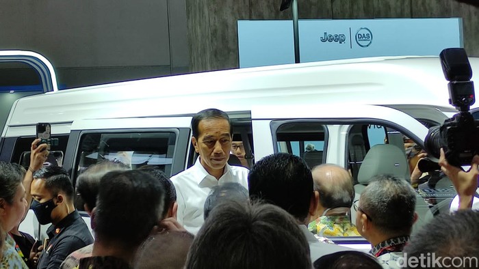 Jokowi ketika menyambangi booth Esemka di IIMS 2023