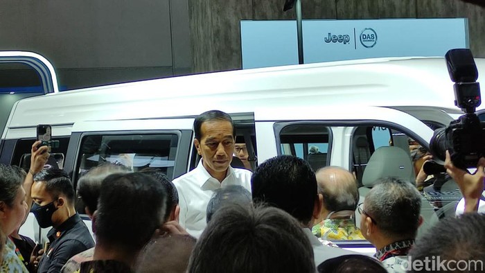 Jokowi ketika menyambangi booth Esemka di IIMS 2023