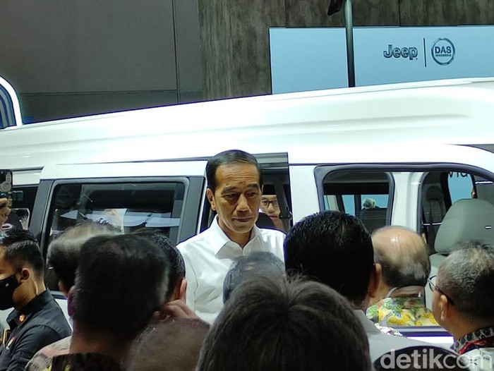 Jokowi ketika menyambangi booth Esemka di IIMS 2023